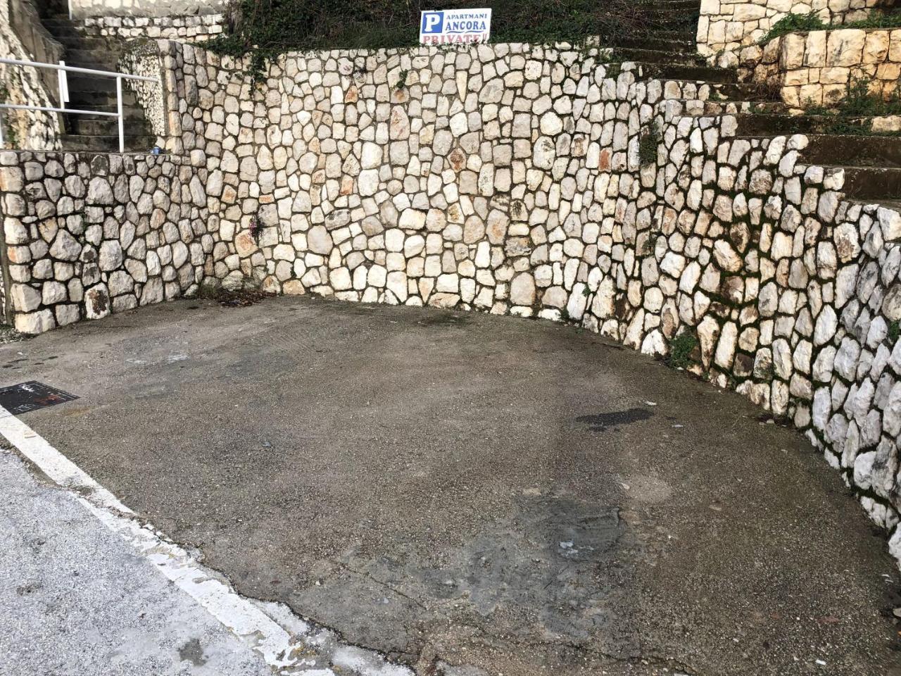 Ancora * Neum